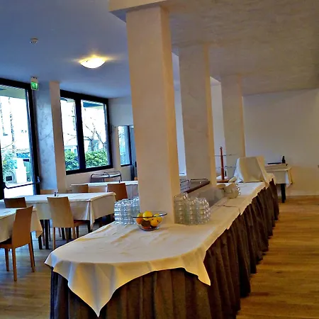 阿德里亚酒店 3* 利尼亚诺萨比亚多罗